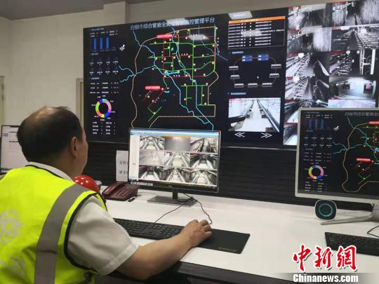 圖為白銀綜合地下管廊總控室工作人員正在進(jìn)行氧氣、濕度、溫度等監(jiān)測(cè)?！「呖档?攝